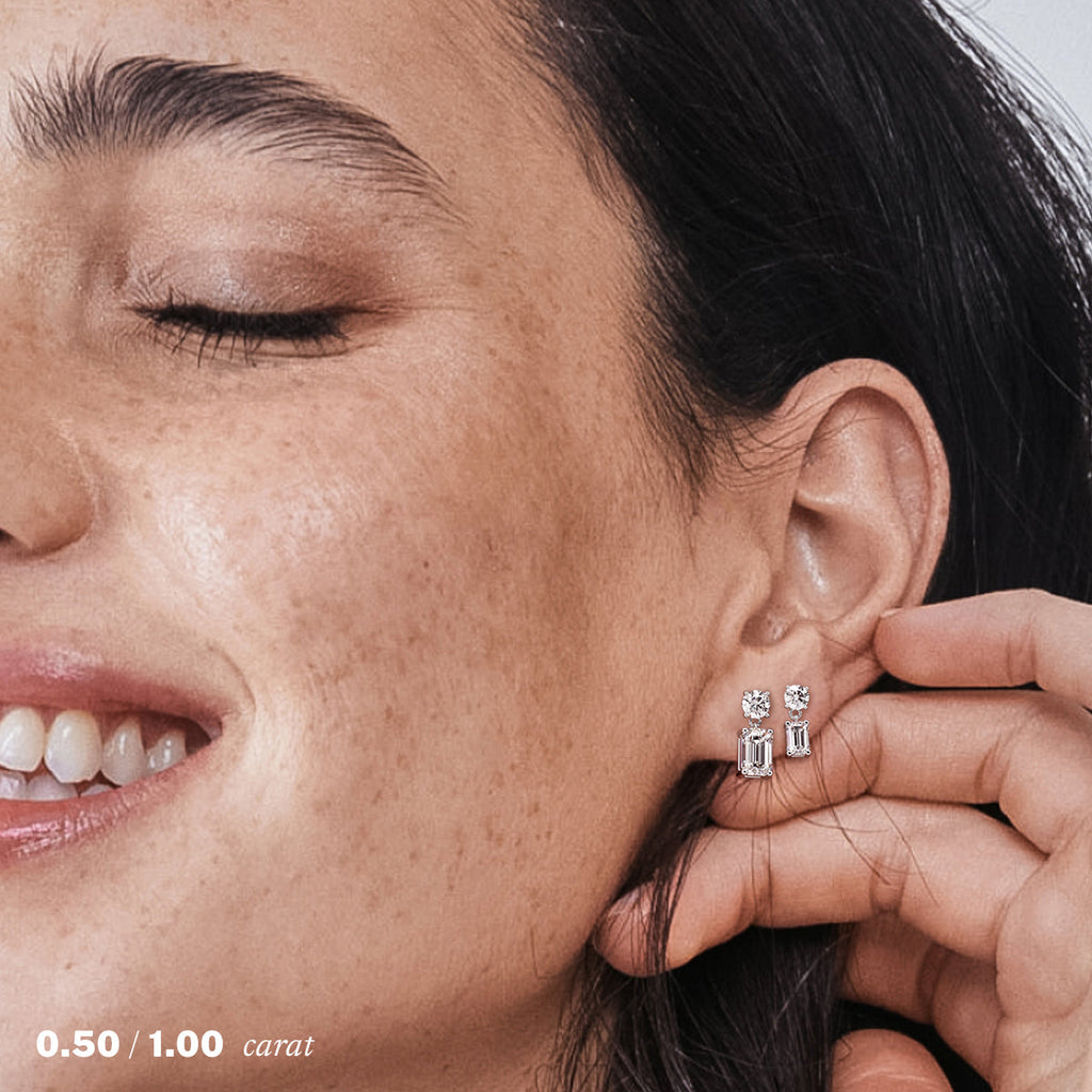 עגיל יהלומים  אמרלד טבעי זהב לבן 14K על אוזן אישה