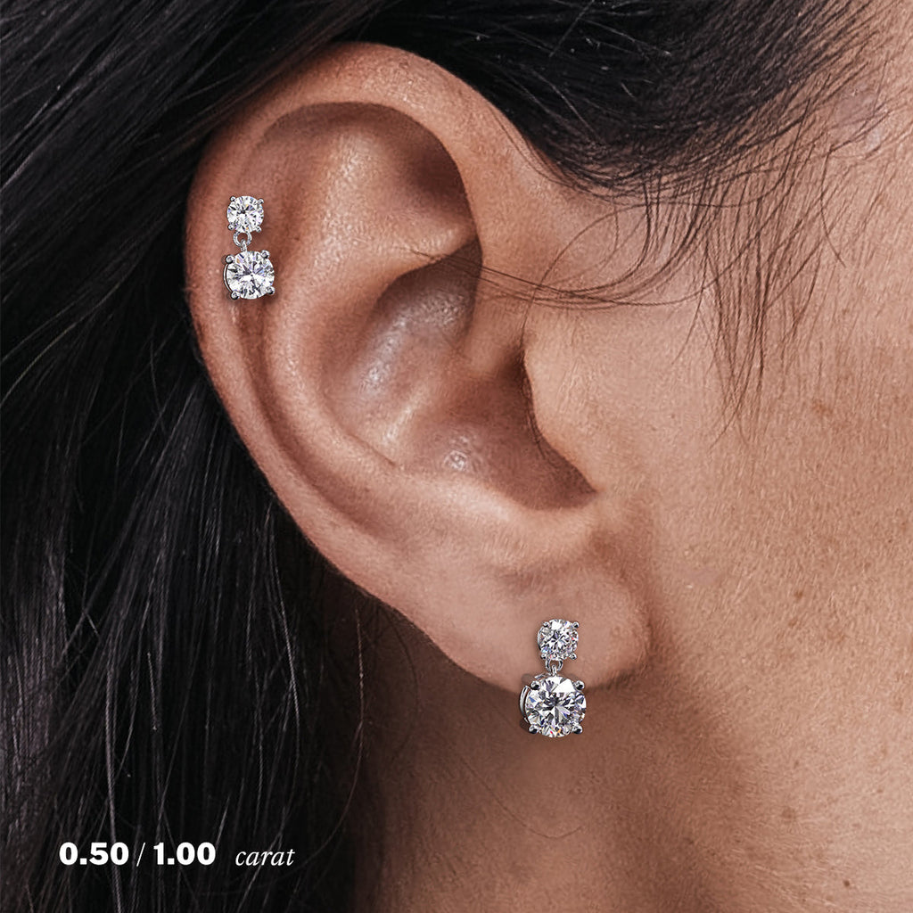 עגיל יהלומים  עגול טבעי זהב לבן 14K על אוזן אישה