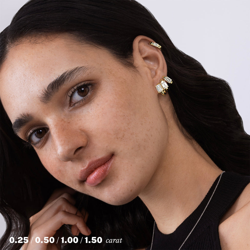 עגילי חישוק יהלומים אמרלד טבעי זהב לבן 14K על אוזן אישה