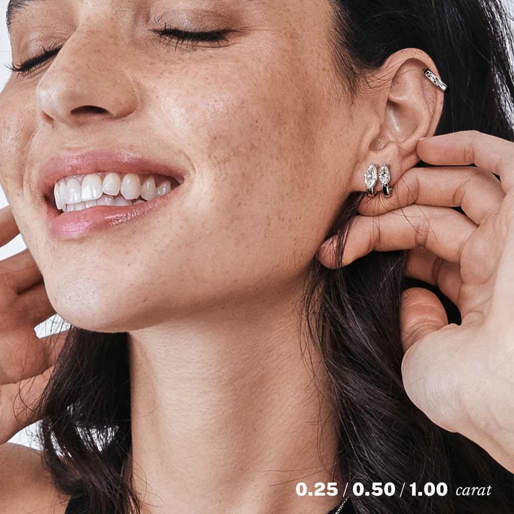 עגילי חישוק יהלומים מרקיזה טבעי זהב לבן 14K על אוזן אישה