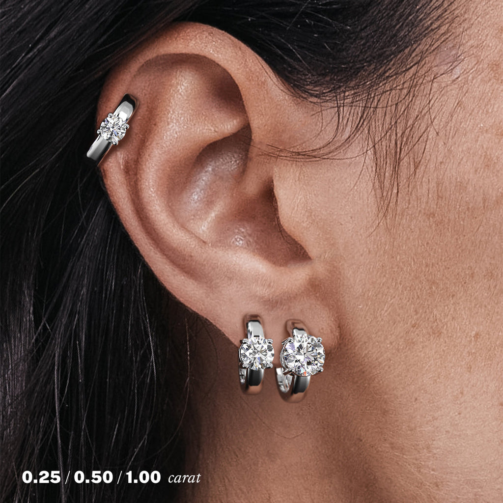 עגילי חישוק יהלומים עגול טבעי זהב לבן 14K על אוזן אישה